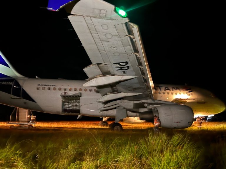 Vídeo! Aeronave da Latam sai da pista durante pouso no aeroporto de Chapecó e assusta passageiros