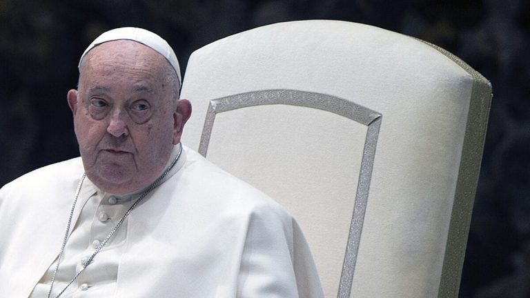 Médicos do Papa Francisco consideraram parar tratamento para deixá-lo “morrer em paz”