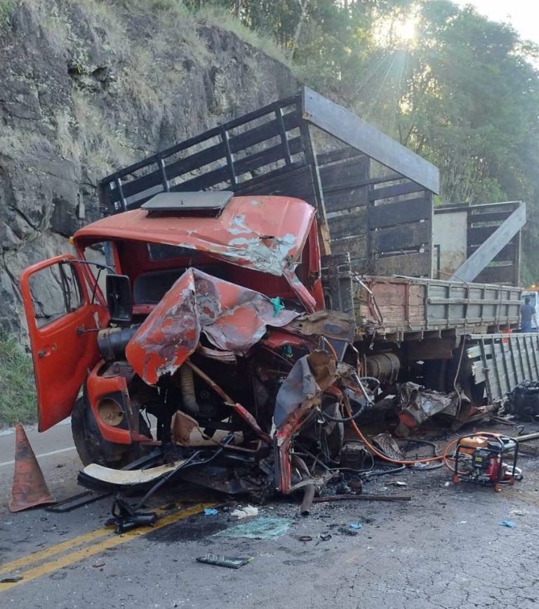 Grave acidente entre caminhões bloqueia BR-282 em Herval d’Oeste