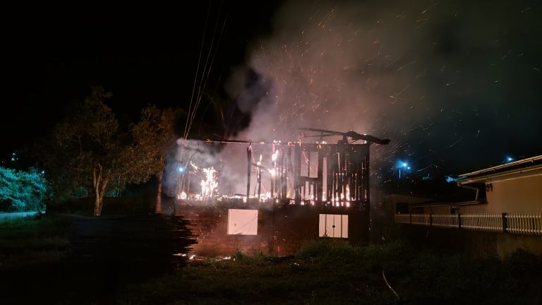 Incêndio de grandes proporções destrói residência em Irani durante a madrugada (fotos)