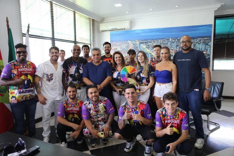 Campeões do carnaval de Joaçaba visitam prefeito de Chapecó, João Rodrigues