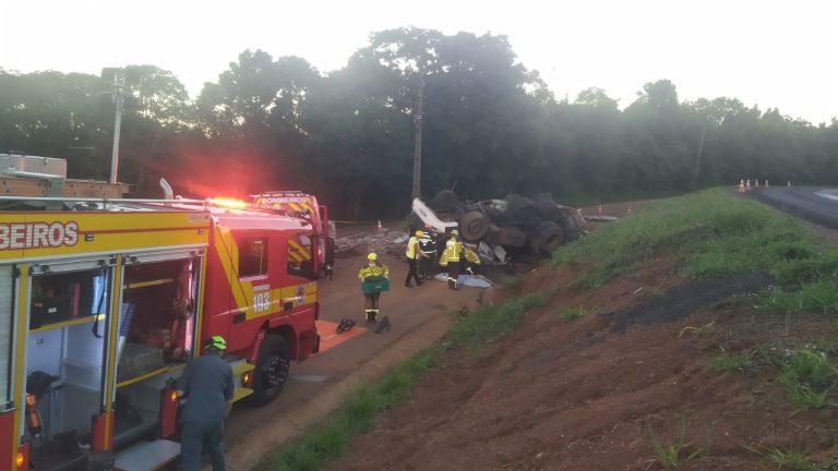 Motorista morre após carreta tombar no Oeste de SC