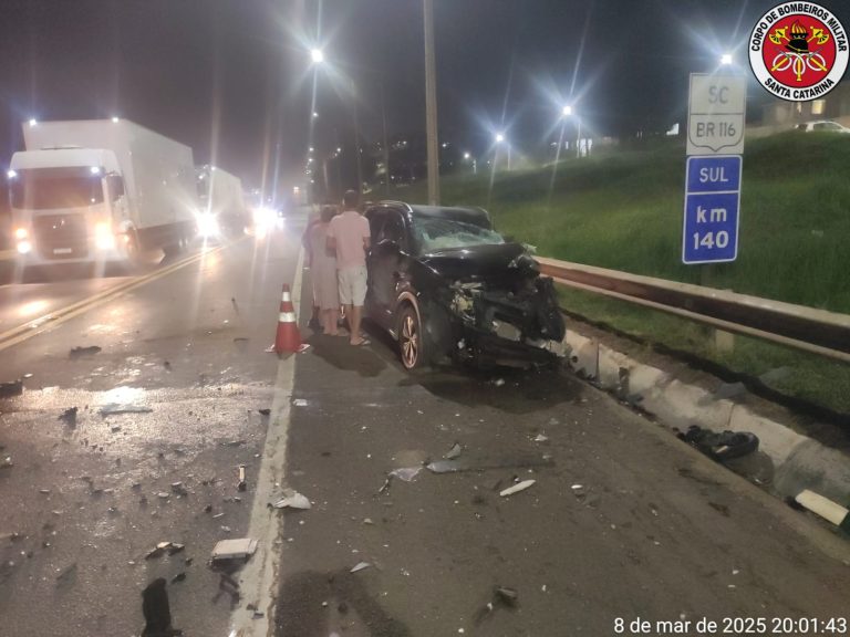 Mulher fica ferida em acidente entre caminhão e carro