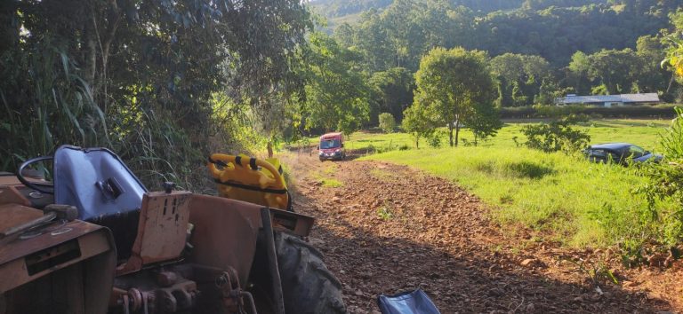 Idoso morre após trator tombar no Oeste de Santa Catarina