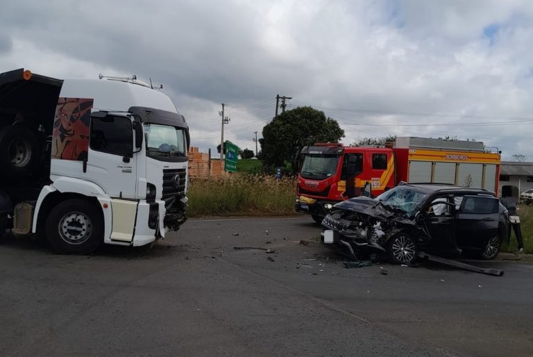 Homem e mulher são socorridos pelos bombeiros após colisão entre carro e caminhão em Campos Novos