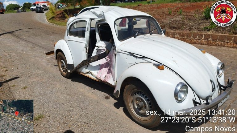 Violenta colisão entre moto e fusca deixa duas pessoas feridas em Campos Novos