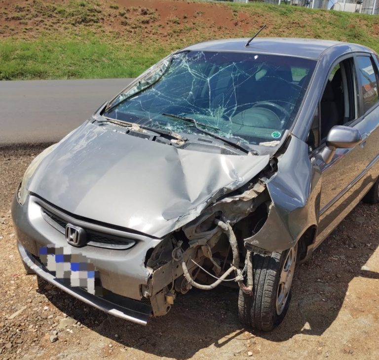 Motorista fica ferido em colisão de carro em poste em Lebon Régis