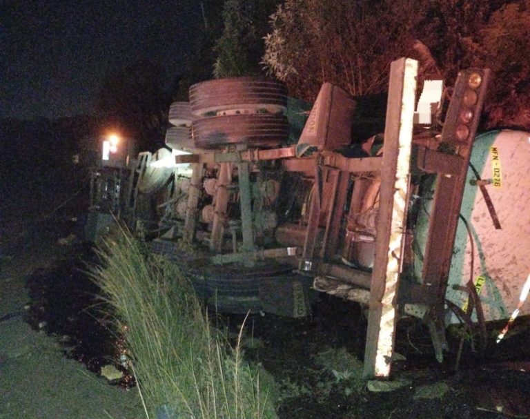Caminhão tanque capota na BR-470 e motorista morre no local