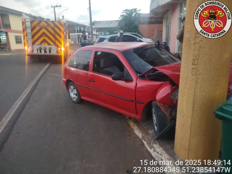 Motorista colide carro contra poste no centro de Ibiam e é levado ao hospital