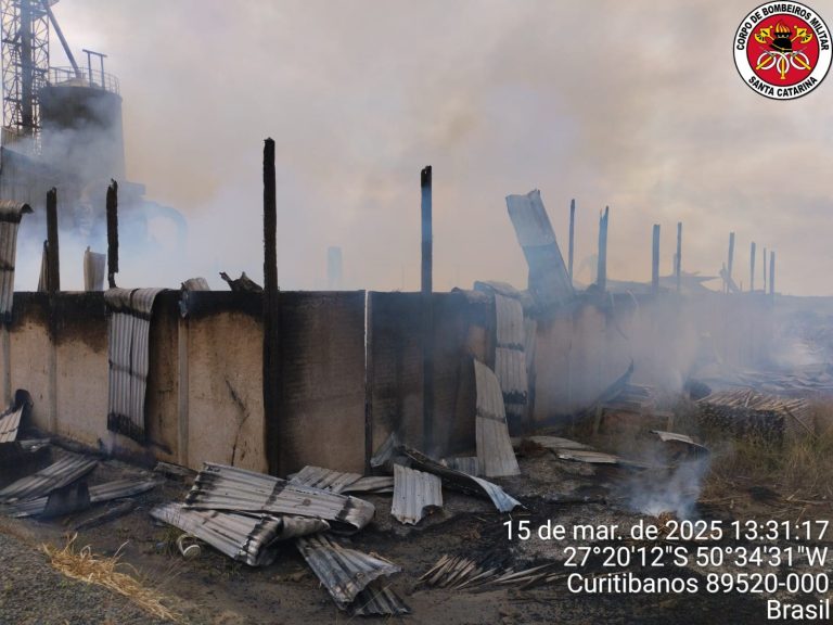 Bombeiros utilizam cerca de 50 mil litros de água para controlar incêndio de grandes proporções em Curitibanos