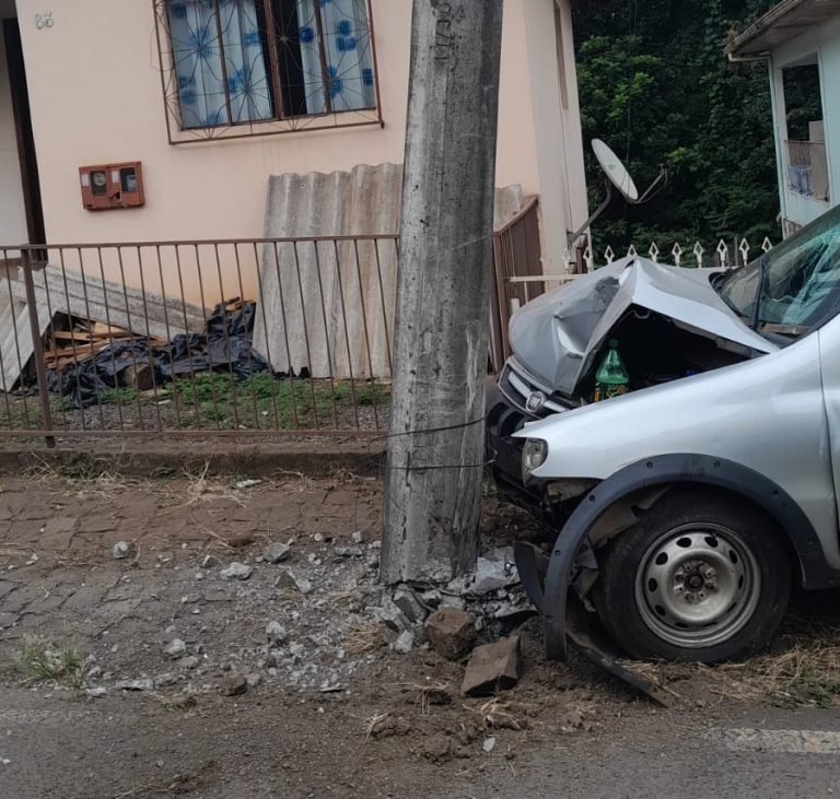 Motorista colide contra poste em Videira e, mesmo ferido, foge do local