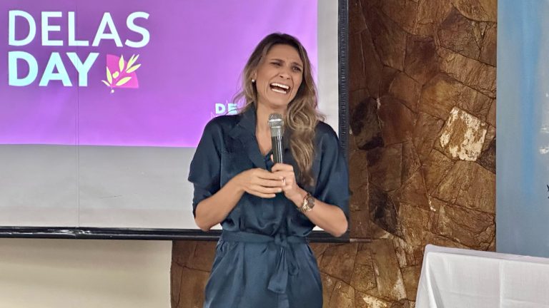 Delas Day reúne casa cheia em Joaçaba com palestra inspiradora de Vanessa Tobias