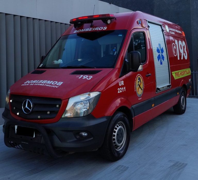 Acidente na BR-282 em Joaçaba envolve três carros e uma moto; uma pessoa foi resgatada das ferragens e levada ao HUST