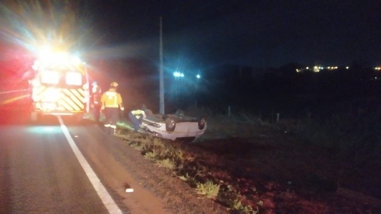 Veículo capota na SC-480 durante a madrugada em Xanxerê