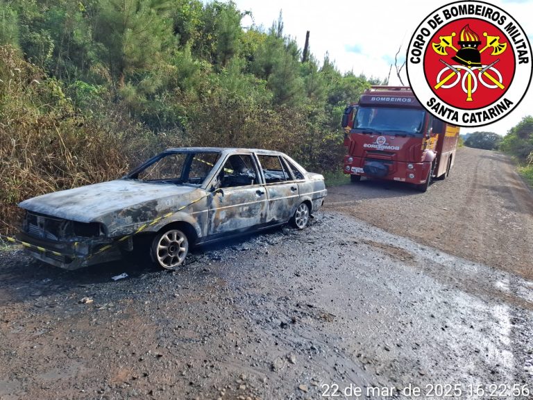 Veículo é destruído por incêndio no interior de Tangará