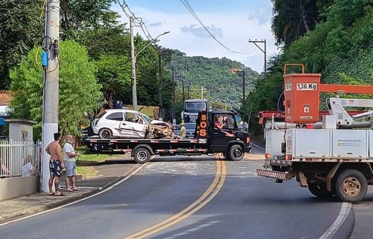 Colisão contra poste deixa duas pessoas feridas em Joaçaba
