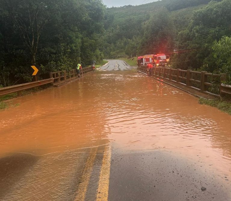 Ponte entre Salto Veloso e Água Doce fica alagada devido a fortes chuvas