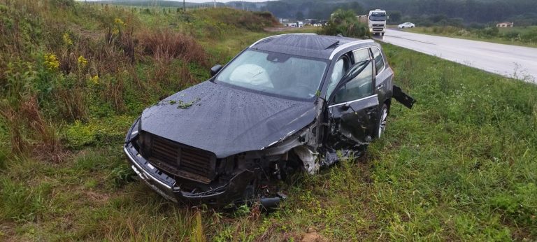 Acidente na BR-282 envolve caminhão e dois carros