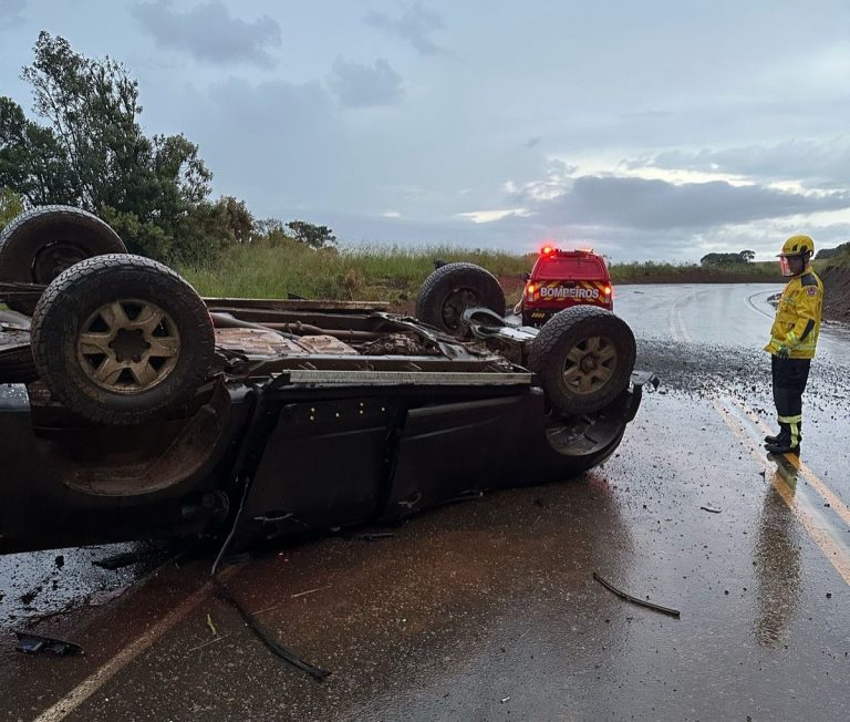 Motorista fica ferido após capotamento na SC-120, em Curitibanos