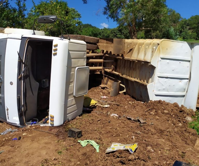 Motorista fica ferido em tombamento de caminhão em Água Doce