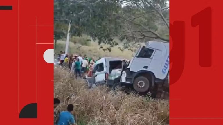 Dez pessoas morrem após batida entre van e carreta na Bahia
