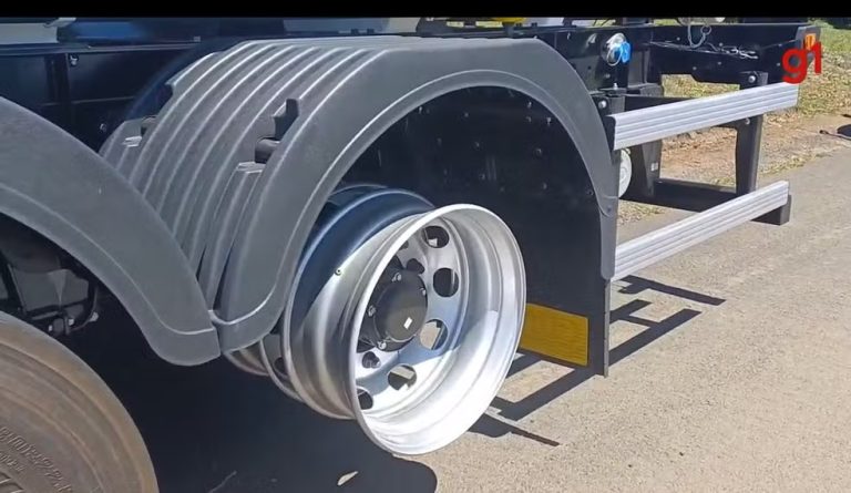 Motorista é flagrado dirigindo carreta sem 13 pneus por mais de 324 km na região