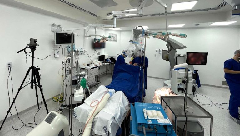 Hospital Regional do Oeste transmite cirurgia ao vivo em simpósio sobre neuro-oncologia