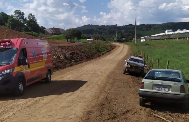 Colisão frontal entre dois carros deixa feridos no interior de Jaborá