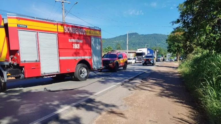 Motociclista cai, é atropelado e morre em rodovia de SC