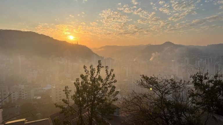 Previsão do tempo indica calor intenso e chance de temporais nesta semana em SC