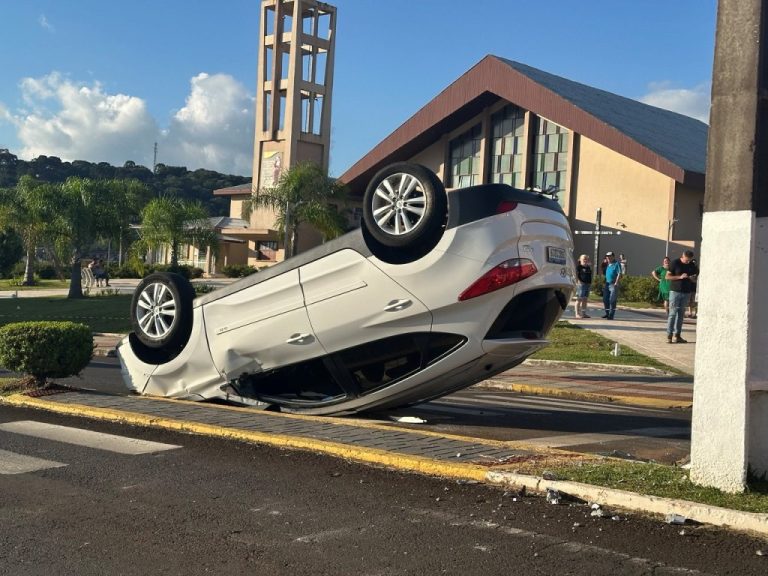 Menino de 14 anos estava dirigindo carro que capotou no Oeste