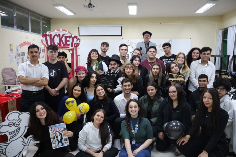 Estudantes de Publicidade e Propaganda promovem exposição criativa sobre a História da Comunicação
