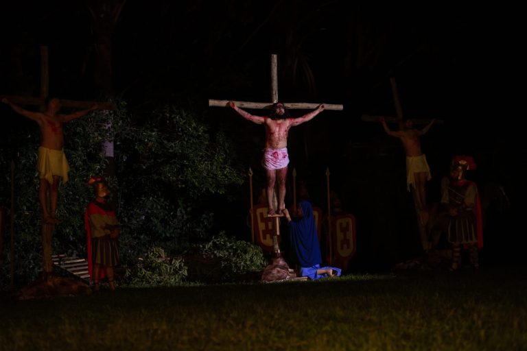 Emoção, fé e arte: Paixão de Cristo reúne 4 mil pessoas em apresentação grandiosa em Ouro (SC)