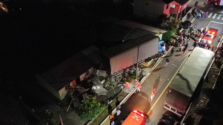 Caminhão desgovernado invade residências e atinge carros em Irani