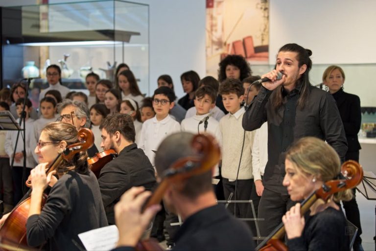 Compositor de Herval d’Oeste emociona público na Itália com homenagem à avó nordestina