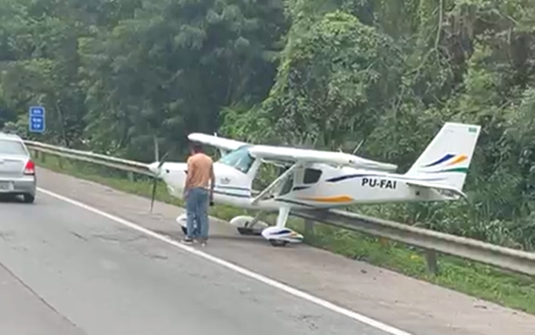 Vídeo! Avião de pequeno porte faz pouso forçado na BR-101 em Garuva após pane no motor