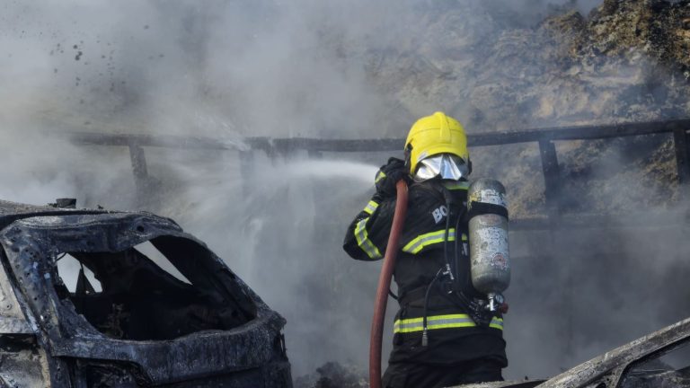 Bombeiros controlam incêndio com caminhão de combustível que explodiu na BR-101 em Palhoça