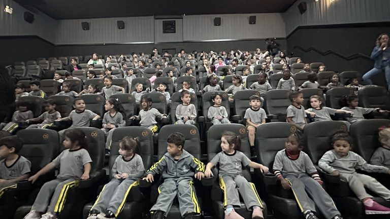 Um sonho realizado: mais de mil crianças de Herval d’Oeste vão ao cinema, muitas pela primeira vez