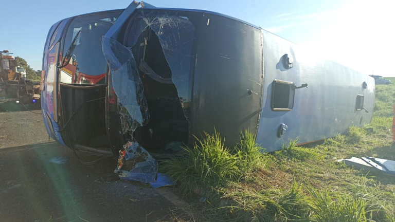 Grave acidente com ônibus em MG deixa 11 mortos e 36 feridos; passageiros relatam excesso de velocidade