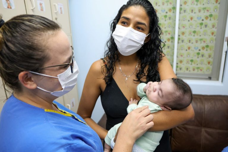 Bebê prematuro surpreende ao sobreviver após nascer com 23 semanas e 635 gramas em SC