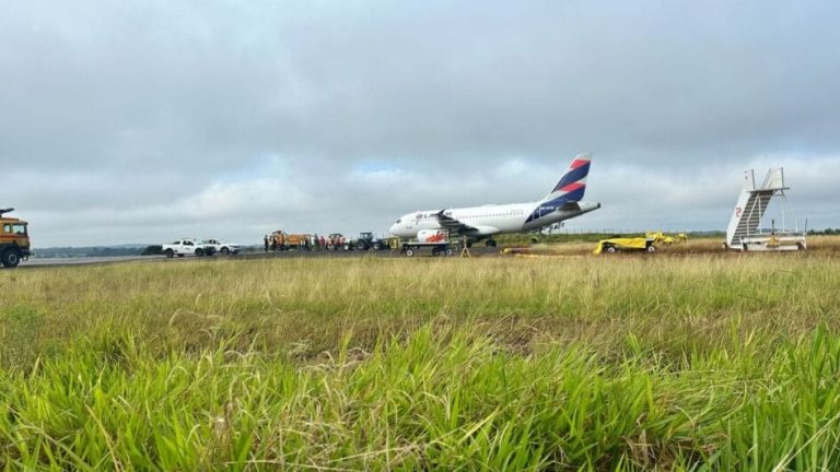Avião é removido horas após 13 horas de acidente e aeroporto de Chapecó volta a operar