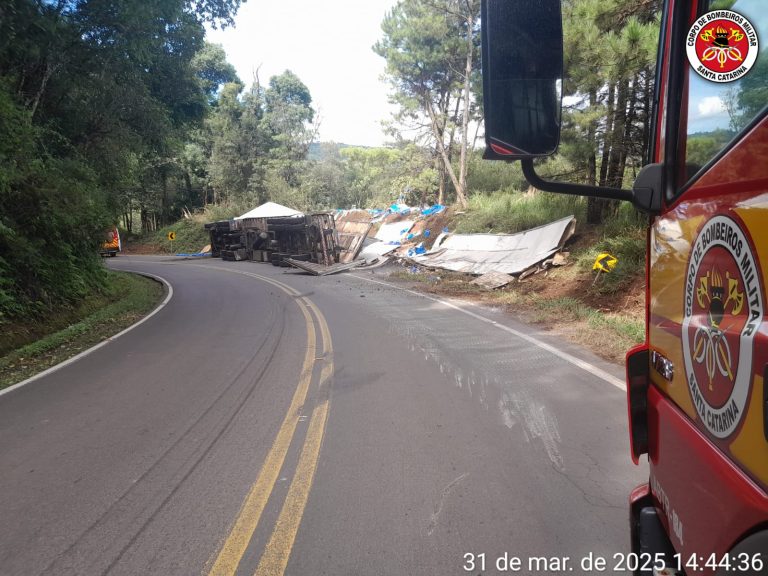 Tombamento de carreta deixa motorista ferido na SC-464