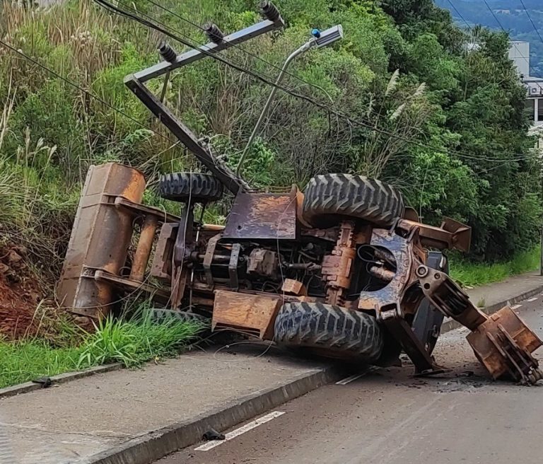 Trabalhador fica ferido após pular de retroescavadeira que tombou em Joaçaba