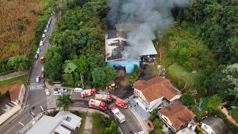Após incêndio, escola Vale-Samba inicia campanha para reconstruir sede em Joaçaba