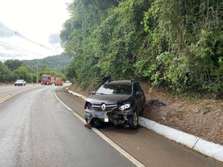 Motorista fica ferida após carro colidir em barranco na SC-135, em Videira