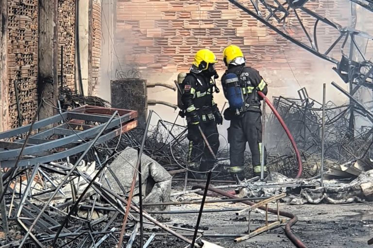 Corpo de Bombeiros Militar inicia perícia para apurar causa de incêndio em barracão da Vale Samba