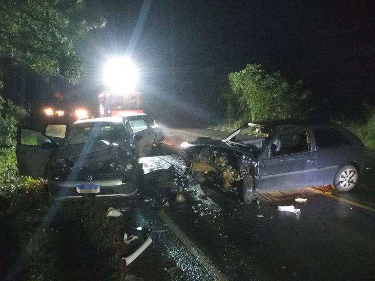 Colisão frontal entre dois carros deixa três feridos em Rio das Antas