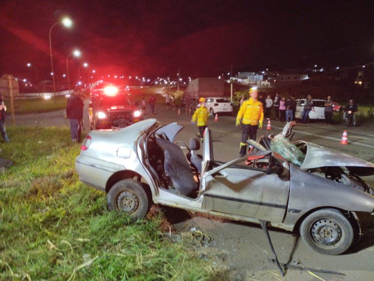 Acidente com dois carros e um caminhão deixa um morto e um ferido grave em Curitibanos