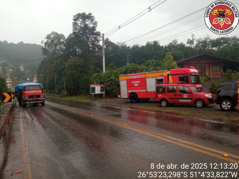 Colisão traseira entre carro e caminhão na SC-135 deixa feridos