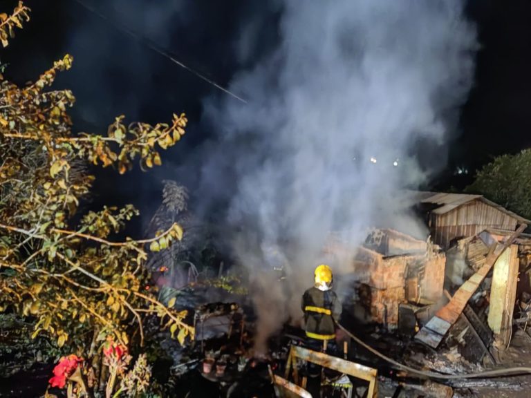 Incêndio destrói residência e deixa duas pessoas feridas em Timbó Grande